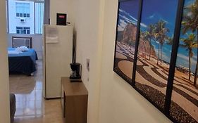 Seja Bem vindo ao seu refugio urbano na quadra da praia projetado para quem não abre mão de conforto e nosso studio une uma localização imbatível perfeito para casais em férias família e amigos que precisam de um ambiente funcional e inspirador